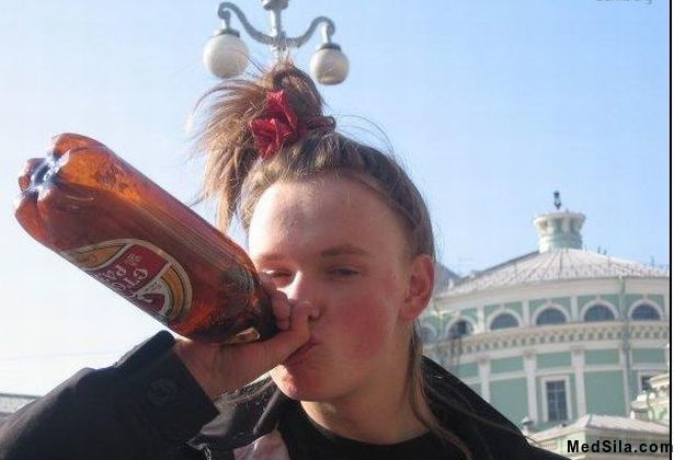 Девушка с бутылкой пива